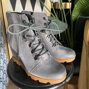 New Sorel Joan of Arctic NWT Quarry distressed leather w/ inner zipper & laces.